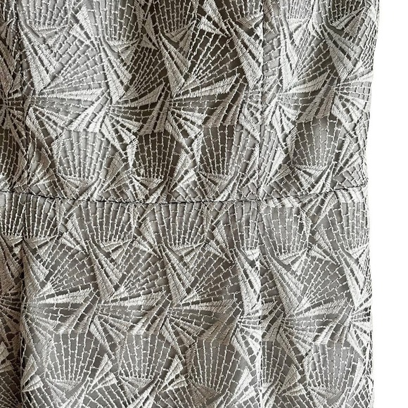 David Meister Lace Overlay Sheath Cocktail Dress in Metallic Silver Geo, Size 6 - Picture 7 of 14